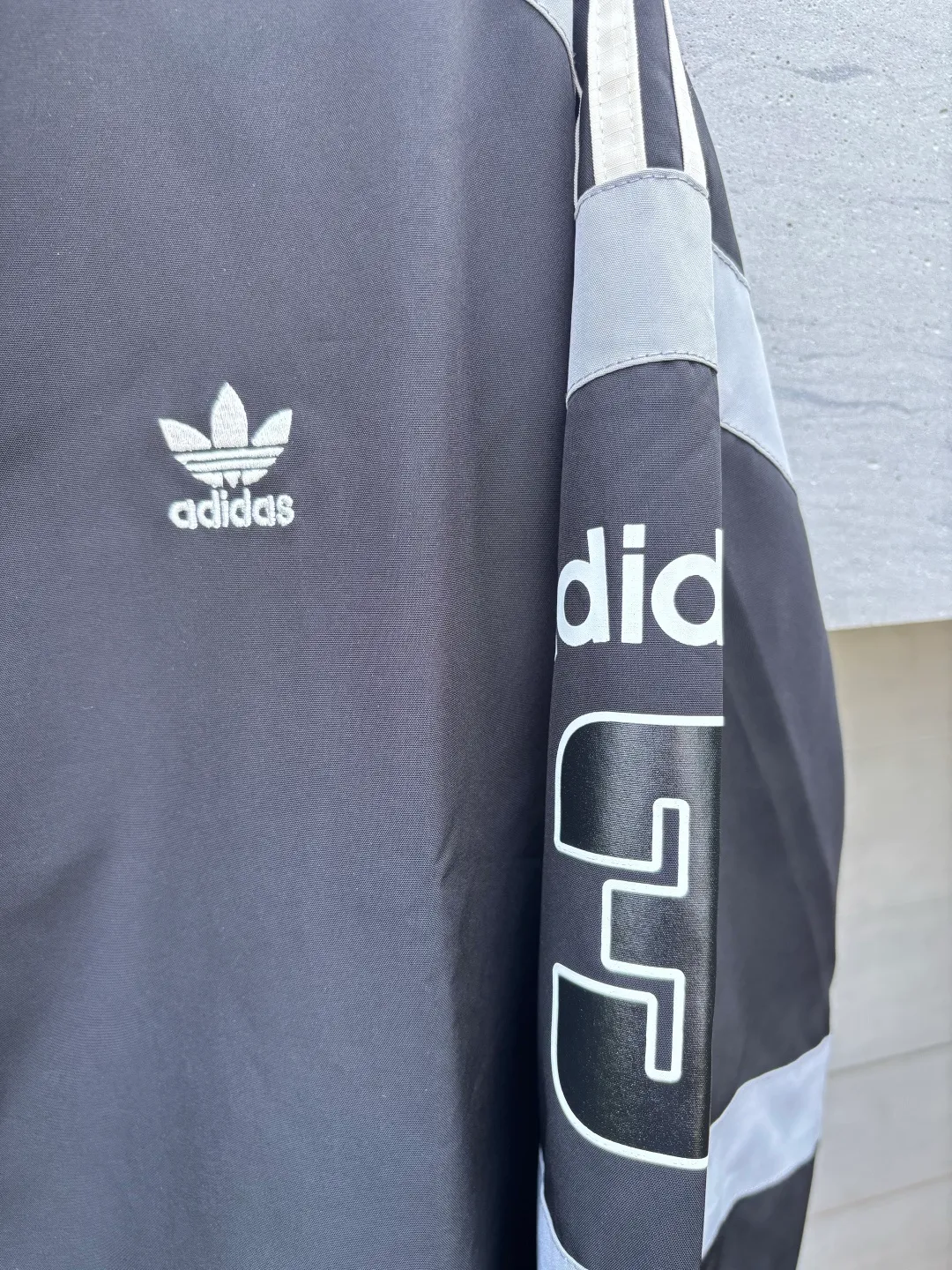 Reversible thin jacket📝𝟭𝟬𝟲𝟴𝟳# Exclusive real shot/difference between various stolen pictures and online picture versions on the market [Top version·Adidas Adidas Clover Men's and Women's Same Stylel H REV JKT Jacket Official website synchronization] ✅Full set of 1:1 customized accessories ➕Customized three-label ➕𝗬𝘂𝗮𝗻 version hang tag ➕𝗹𝗼𝗴𝗼 packaging bag🔥 ➕Scan the tag to enter the official website. ✅The top version, ins Xiaohongshu has many bloggers wearing it. ✅Adi’s absolute Hot Sale star Same Style details are online, feel free to compare! Classic embroidery on the chest, fixed color and classic three-bar stripes, Classic will never go out of style! Versatile is not picky, the original model is perfect for the upper body, so buy it with your eyes closed! "Self-view of quality control with real photos of store owner's details" What you see is what you get # Full text real photos 📷 Never save a penny of cost! ! ! ⭕The high version of the best products🐮is different from the junk products in the market🗯️The same picture but different prices means different versions. ❌Don’t be fooled by the same copywriters and pirated pictures from outside that mix and distribute high-luxury pictures at low prices. After comparing the quality, you will know where the gap is. Don’t lie. I don’t guarantee that my products are the cheapest, but I definitely guarantee that they are worth every penny of your hard-earned money! ‼ ️We don’t slash prices or lower prices, we supply products with heart and only make high-end versions!!! Breasts Jimei must see the details of my home clearly, the pictures of my home are all taken by the owner himself❤️ Color: Black. Size: S-XXL